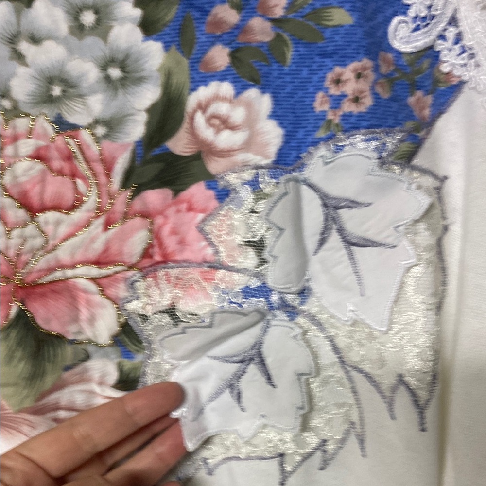 IVONNE MARIE Vintage Floral Print Women's Sweater with Lace Details - Picture 3 of 9